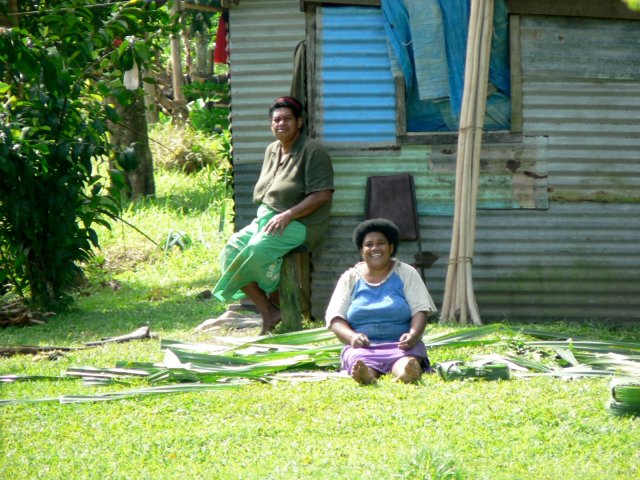 68- Femmes au travail devant leur maison 